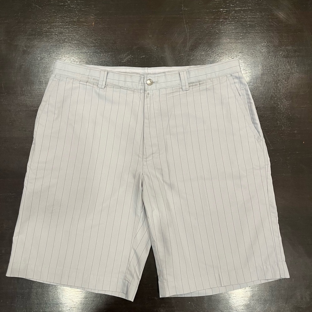 Callaway Men's Light Gray Pinstriped Shorts Size 36